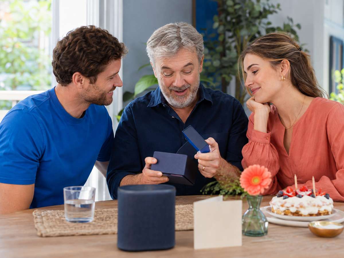 Ein Vater feiert seinen Geburtstag mit seinen erwachsenen Kindern